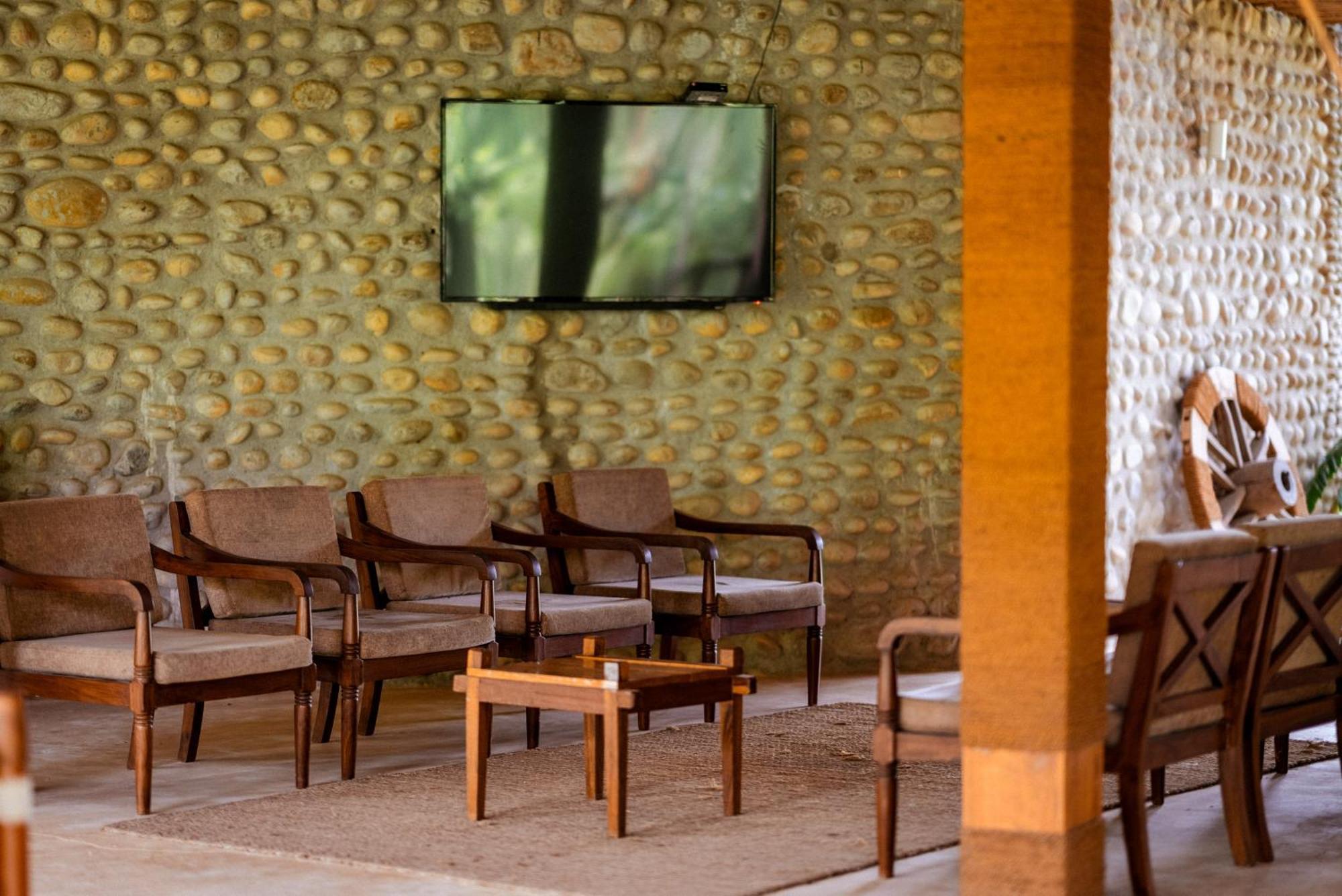 Sanctuary Chitwan National Park Hotel ภายนอก รูปภาพ