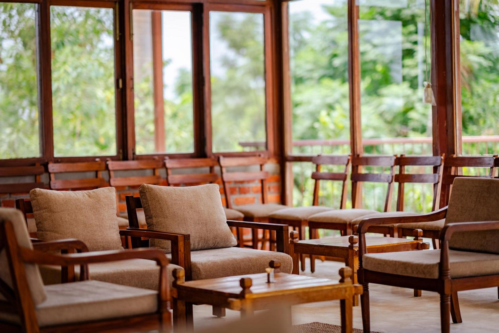 Sanctuary Chitwan National Park Hotel ภายนอก รูปภาพ