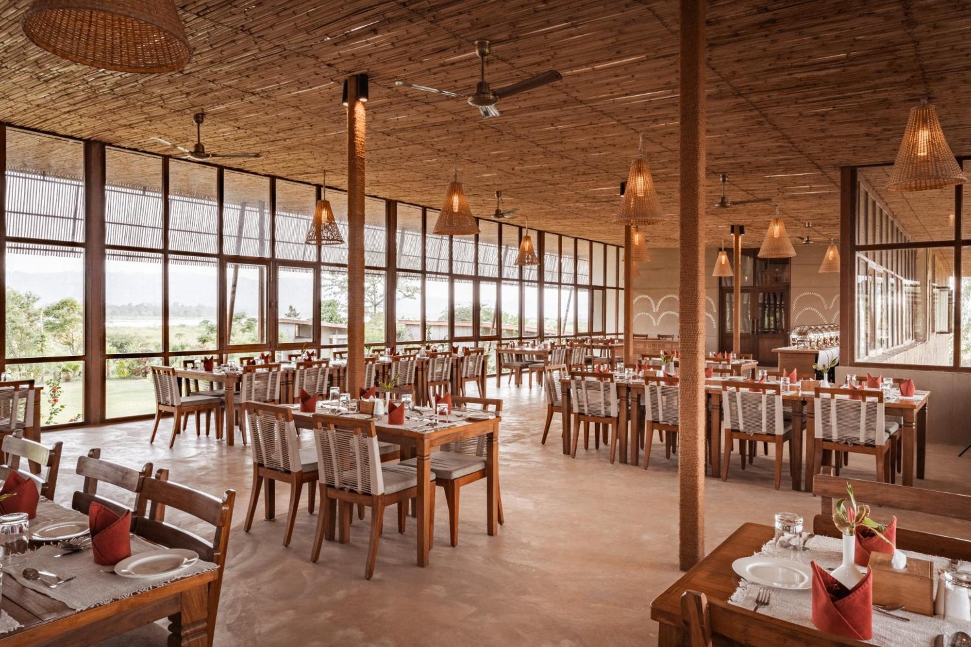 Sanctuary Chitwan National Park Hotel ภายนอก รูปภาพ