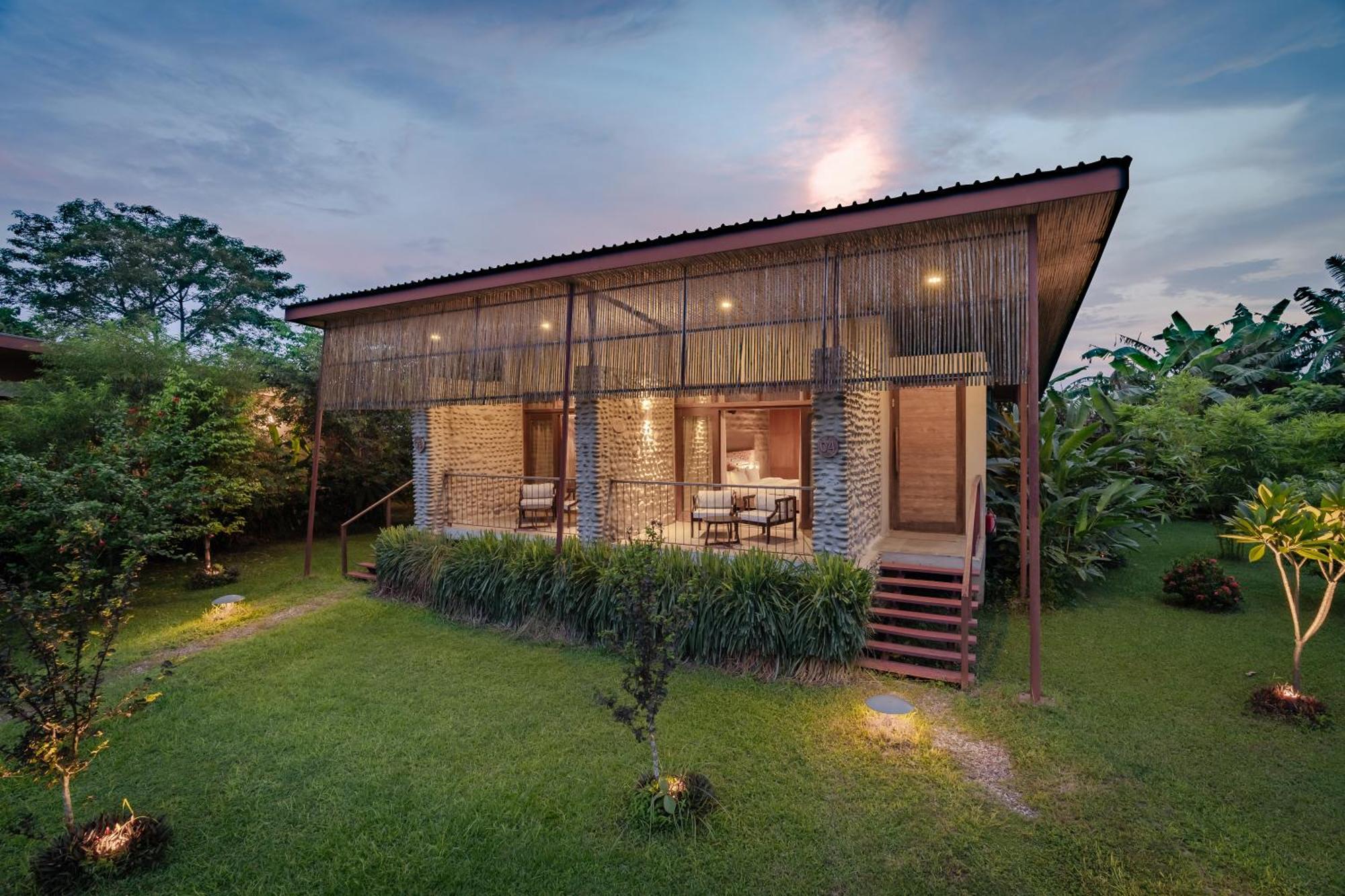 Sanctuary Chitwan National Park Hotel ภายนอก รูปภาพ