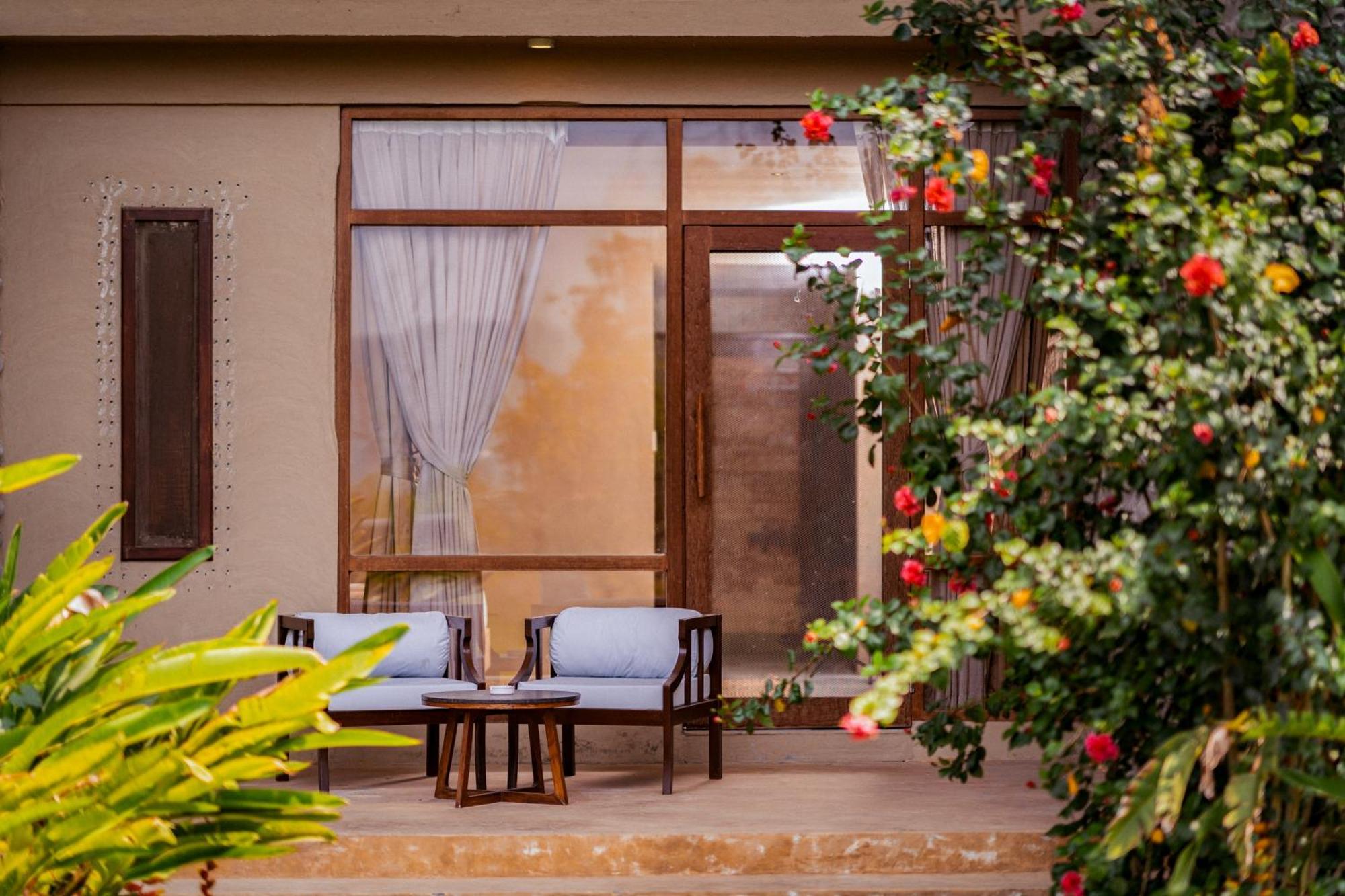 Sanctuary Chitwan National Park Hotel ภายนอก รูปภาพ