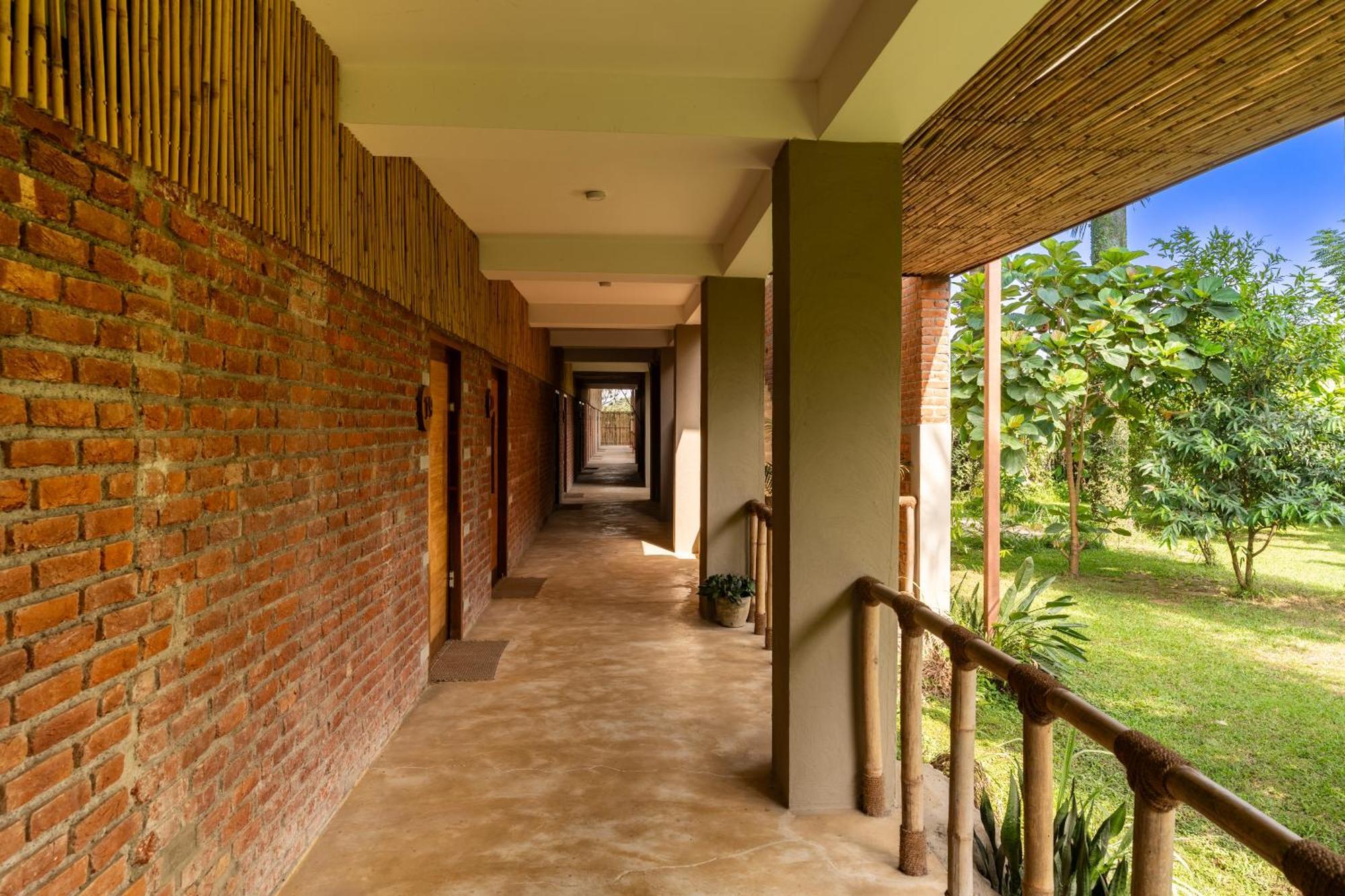 Sanctuary Chitwan National Park Hotel ภายนอก รูปภาพ