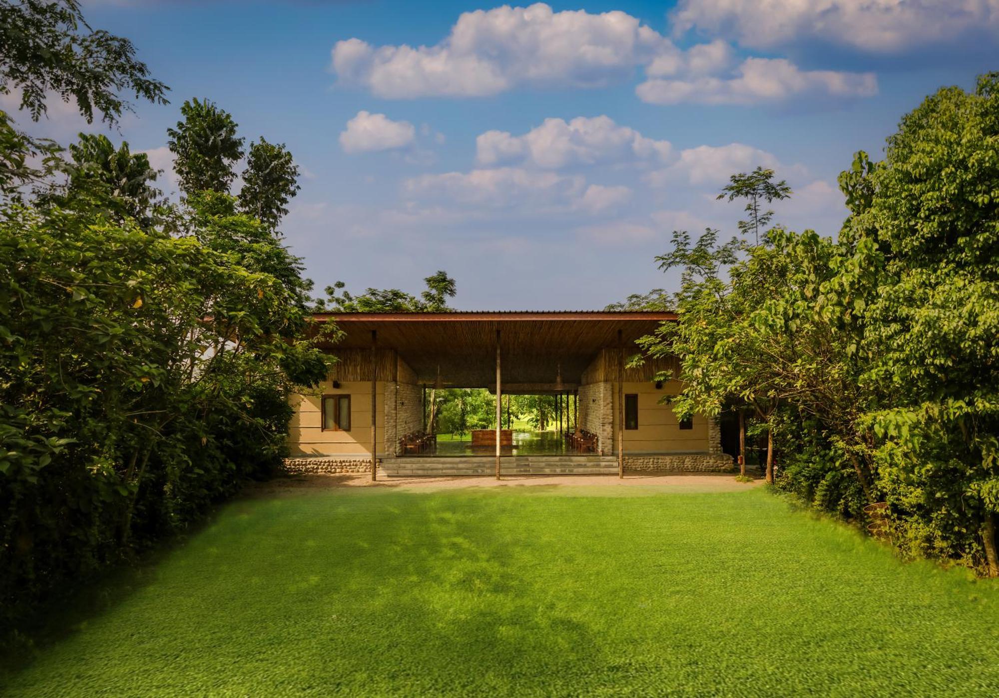 Sanctuary Chitwan National Park Hotel ภายนอก รูปภาพ