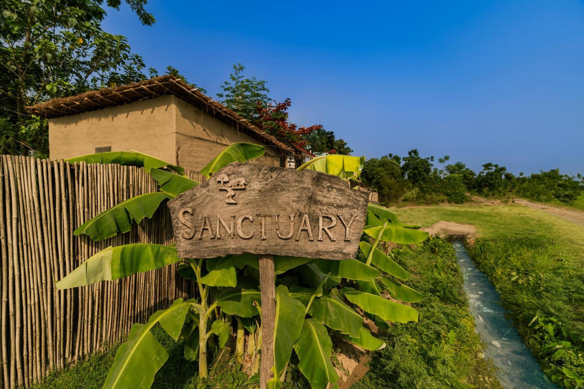 Sanctuary Chitwan National Park Hotel ภายนอก รูปภาพ