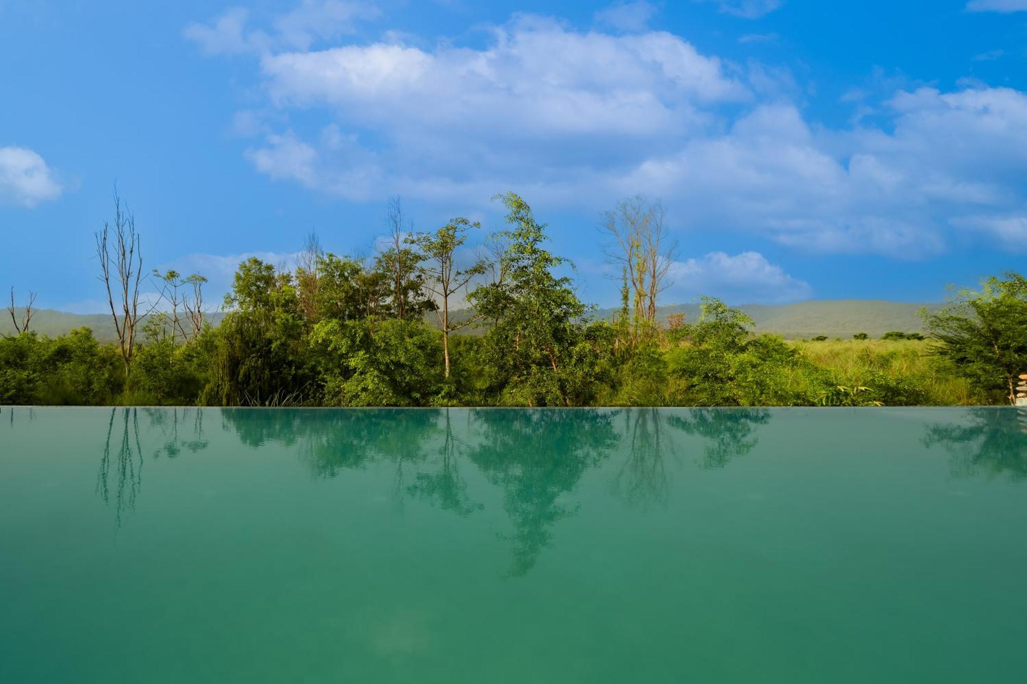 Sanctuary Chitwan National Park Hotel ภายนอก รูปภาพ