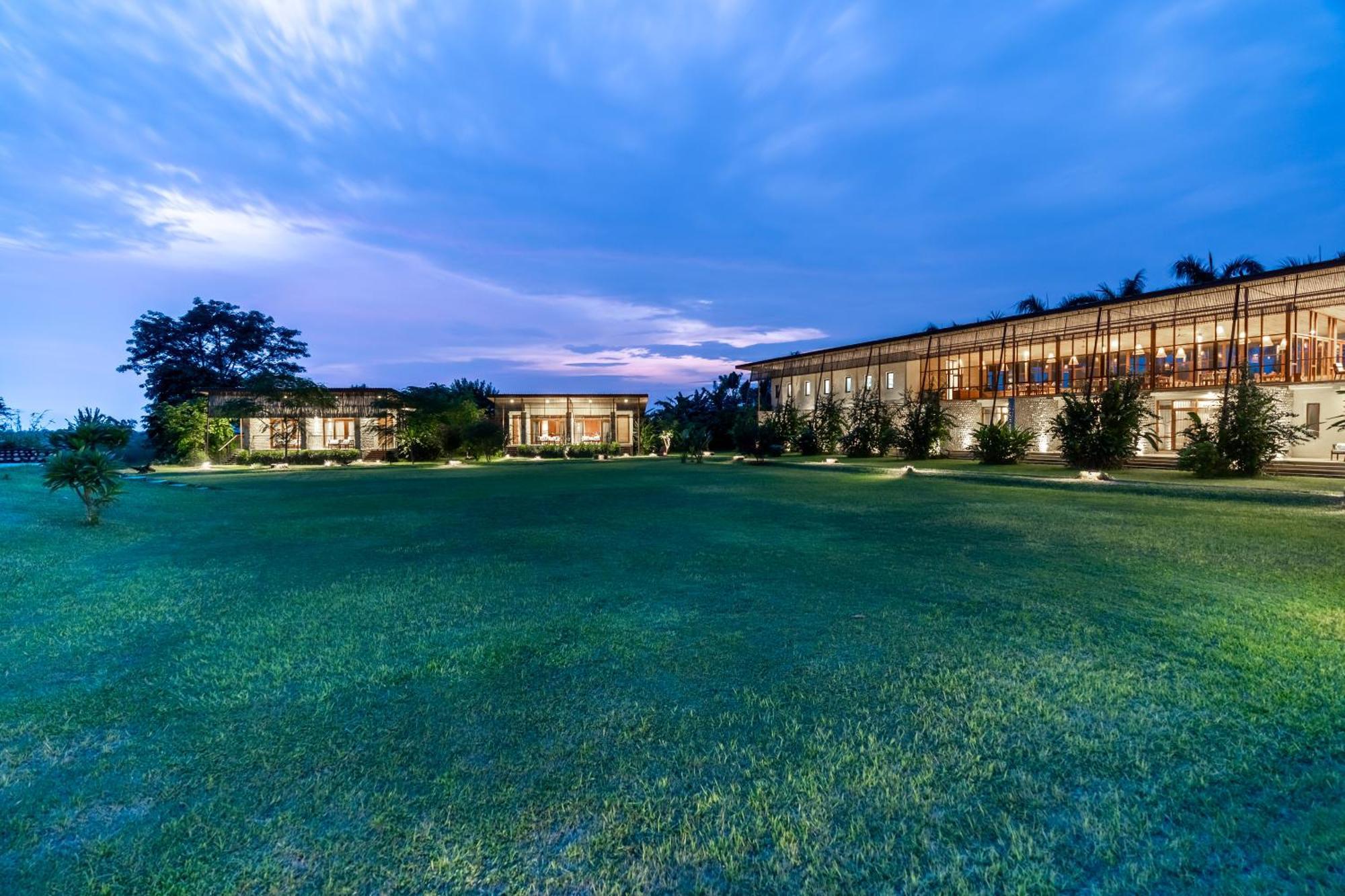 Sanctuary Chitwan National Park Hotel ภายนอก รูปภาพ