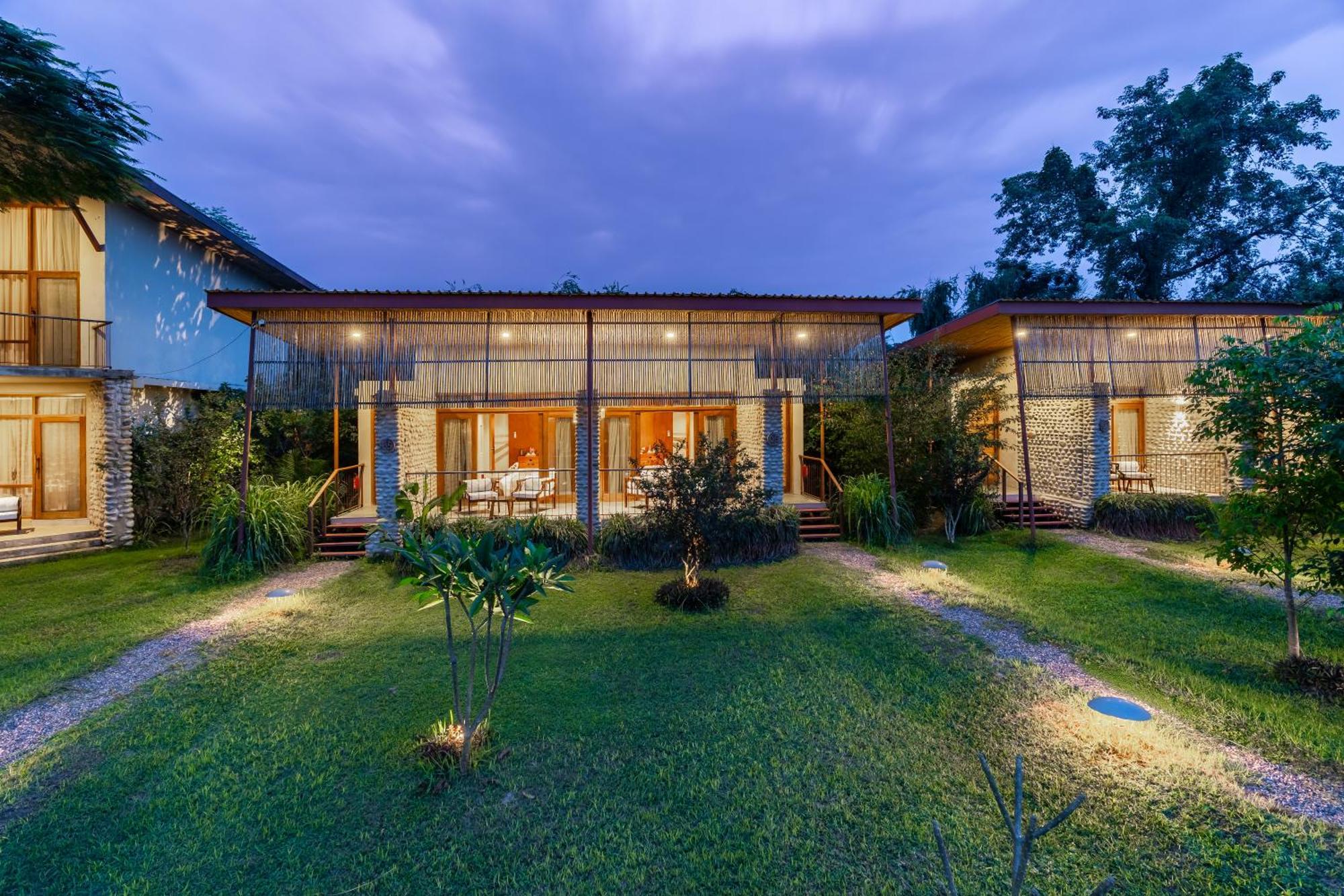 Sanctuary Chitwan National Park Hotel ภายนอก รูปภาพ