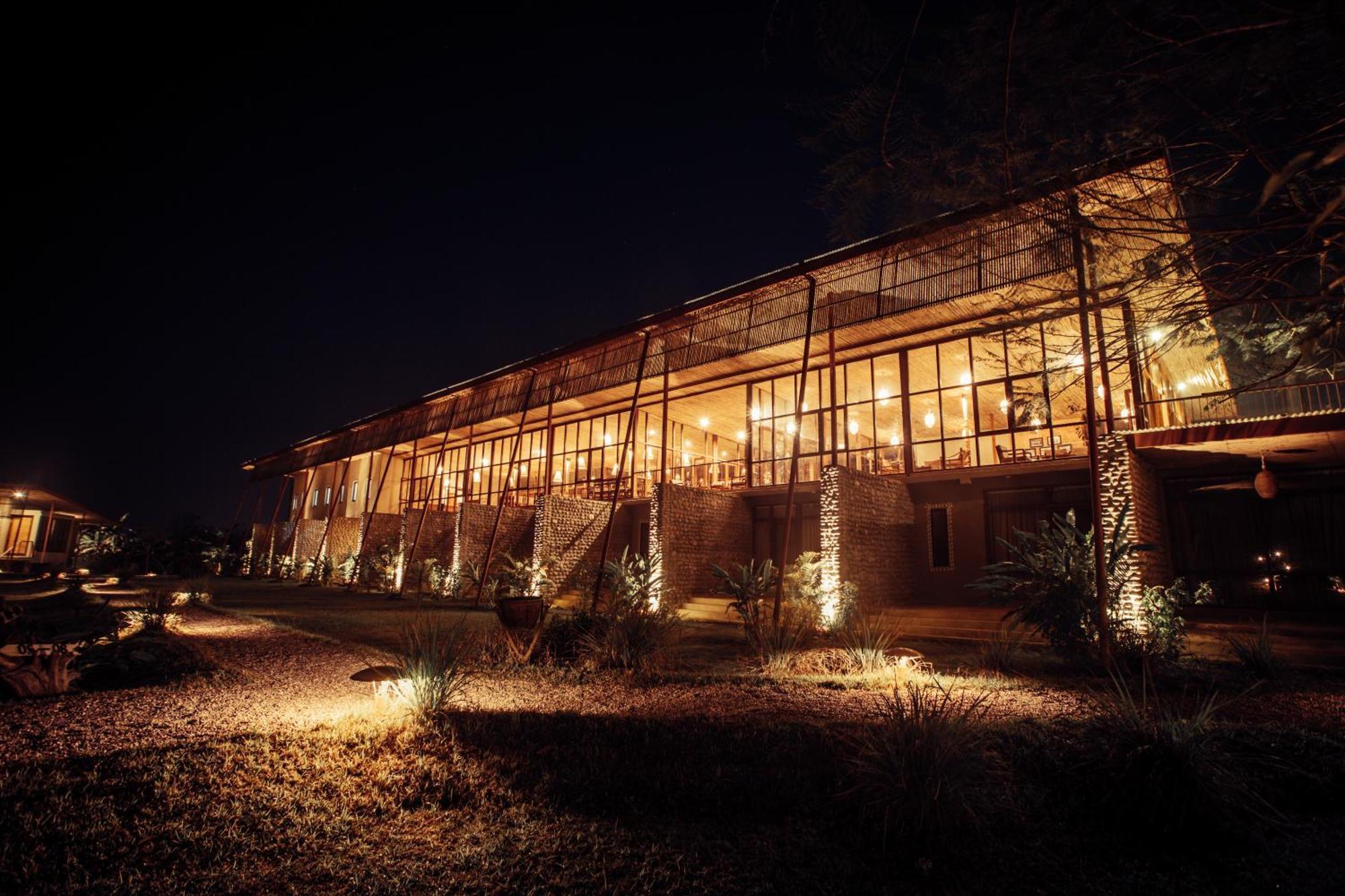 Sanctuary Chitwan National Park Hotel ภายนอก รูปภาพ