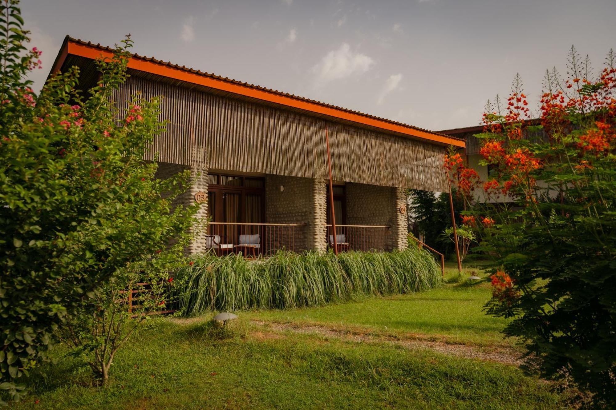 Sanctuary Chitwan National Park Hotel ภายนอก รูปภาพ