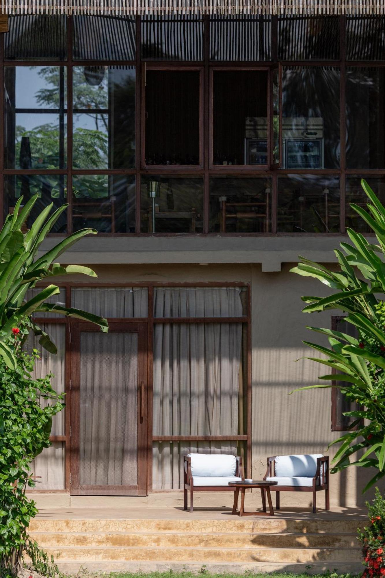 Sanctuary Chitwan National Park Hotel ภายนอก รูปภาพ