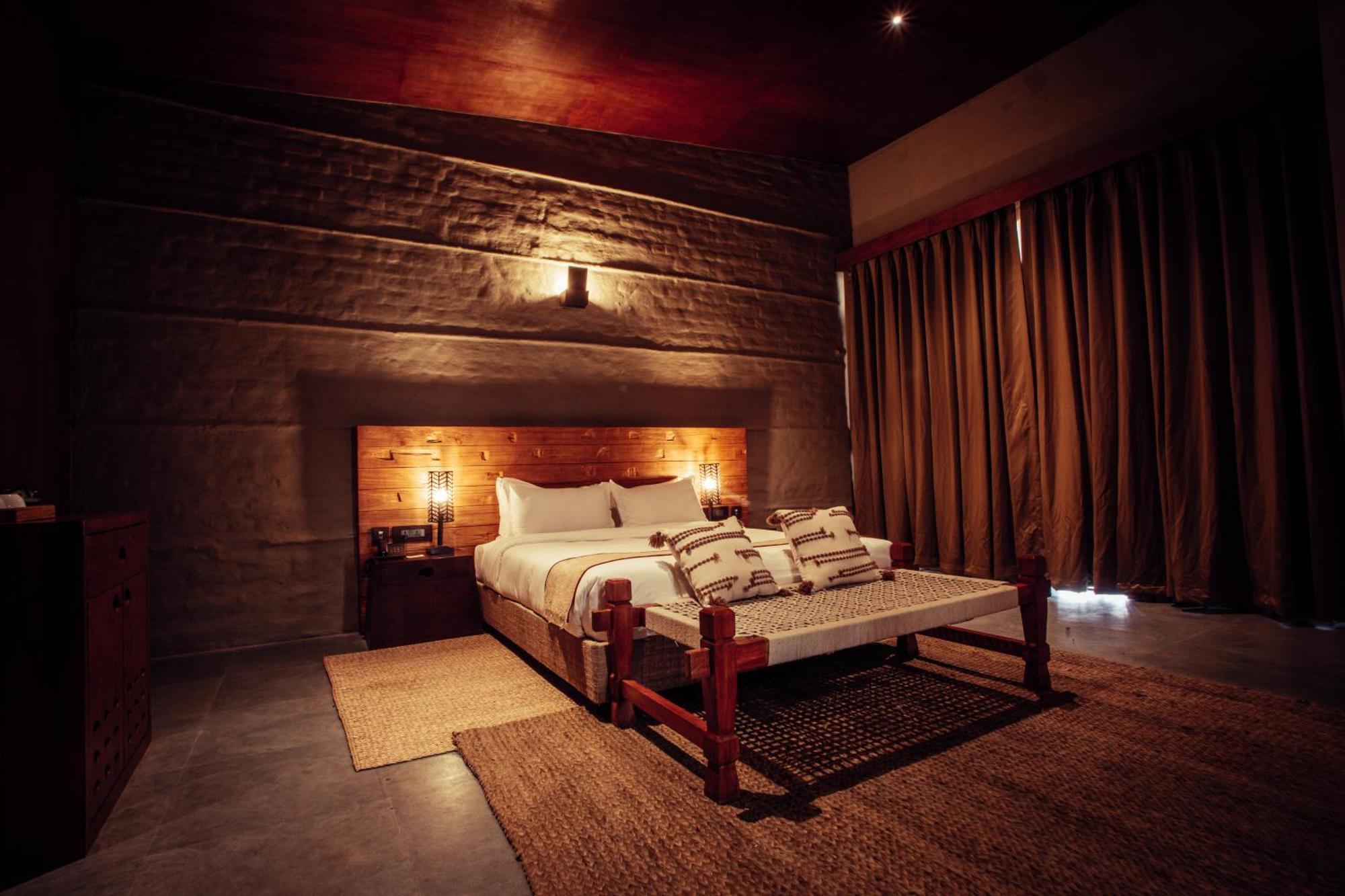 Sanctuary Chitwan National Park Hotel ภายนอก รูปภาพ
