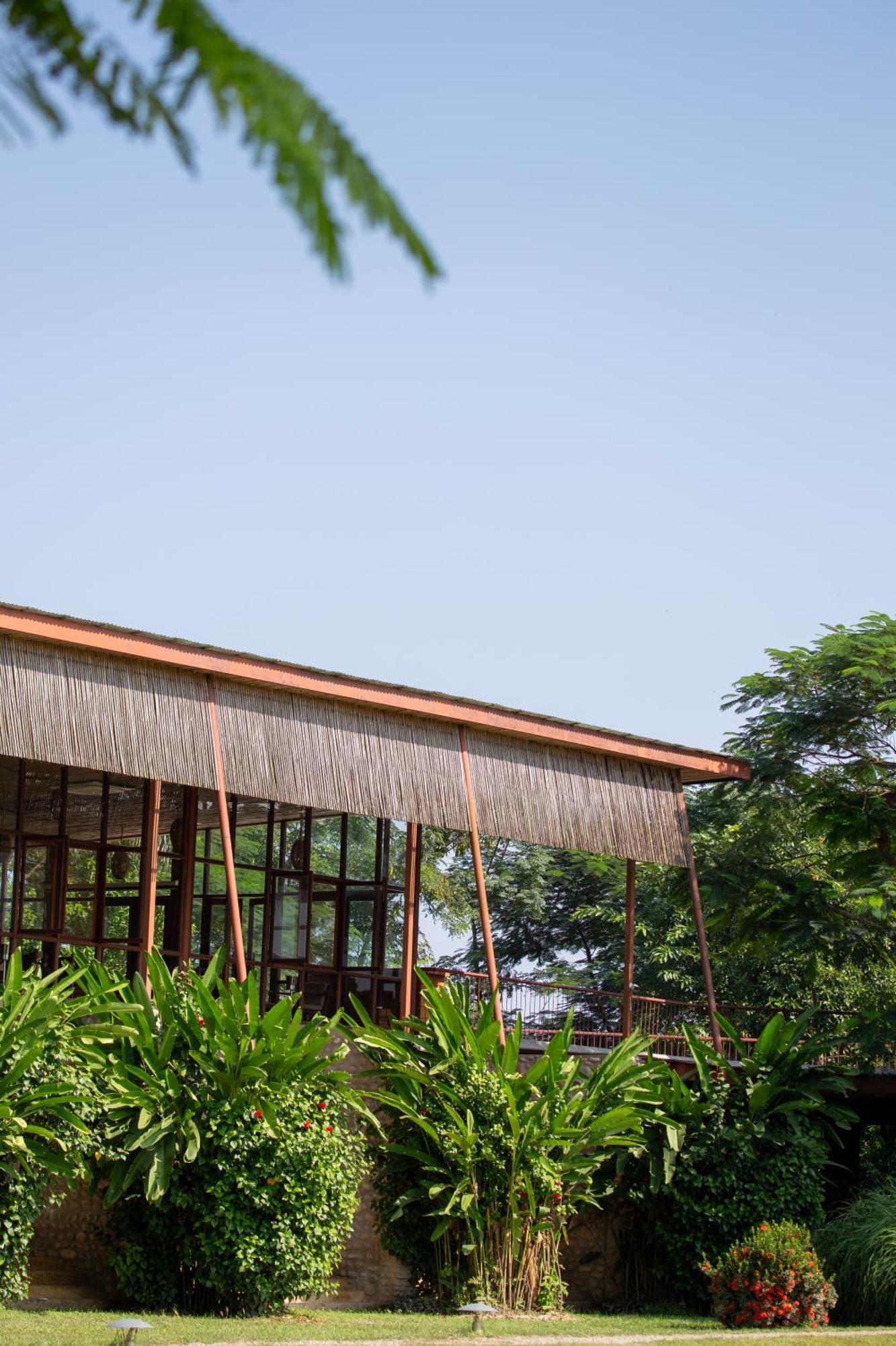 Sanctuary Chitwan National Park Hotel ภายนอก รูปภาพ