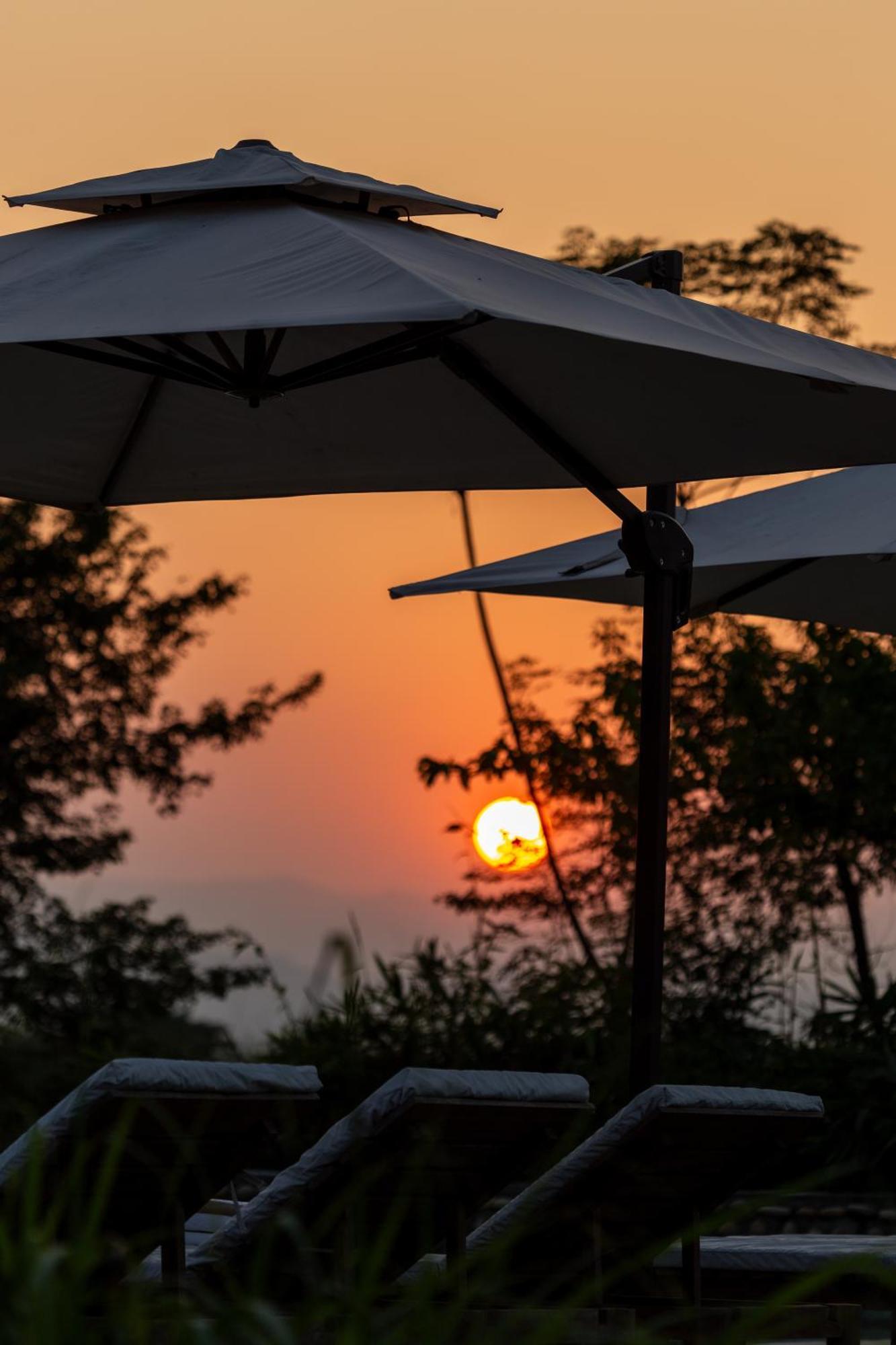 Sanctuary Chitwan National Park Hotel ภายนอก รูปภาพ