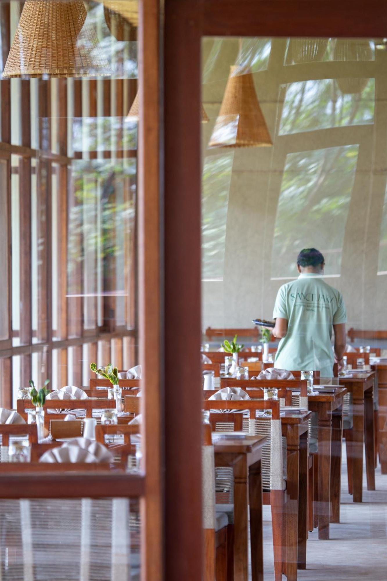 Sanctuary Chitwan National Park Hotel ภายนอก รูปภาพ